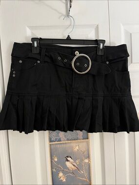 😃Black Pleated Mini Skirt with Round Buckle Belt